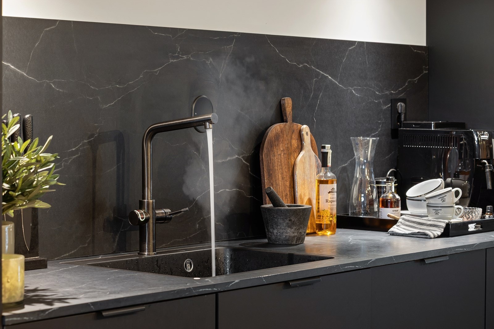 Detalj - Groe kran med kokevann Galleribilde