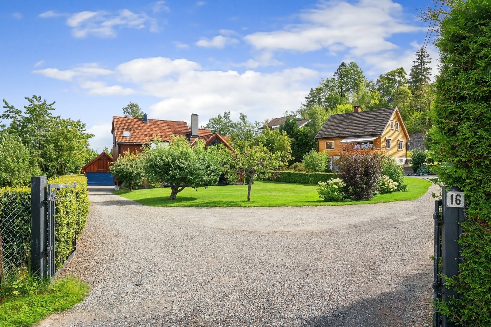 Privat stikkvei med innkjøring til eiendommene. Langkroken 16B har en stor, gruslagt gårdsplass. Galleribilde
