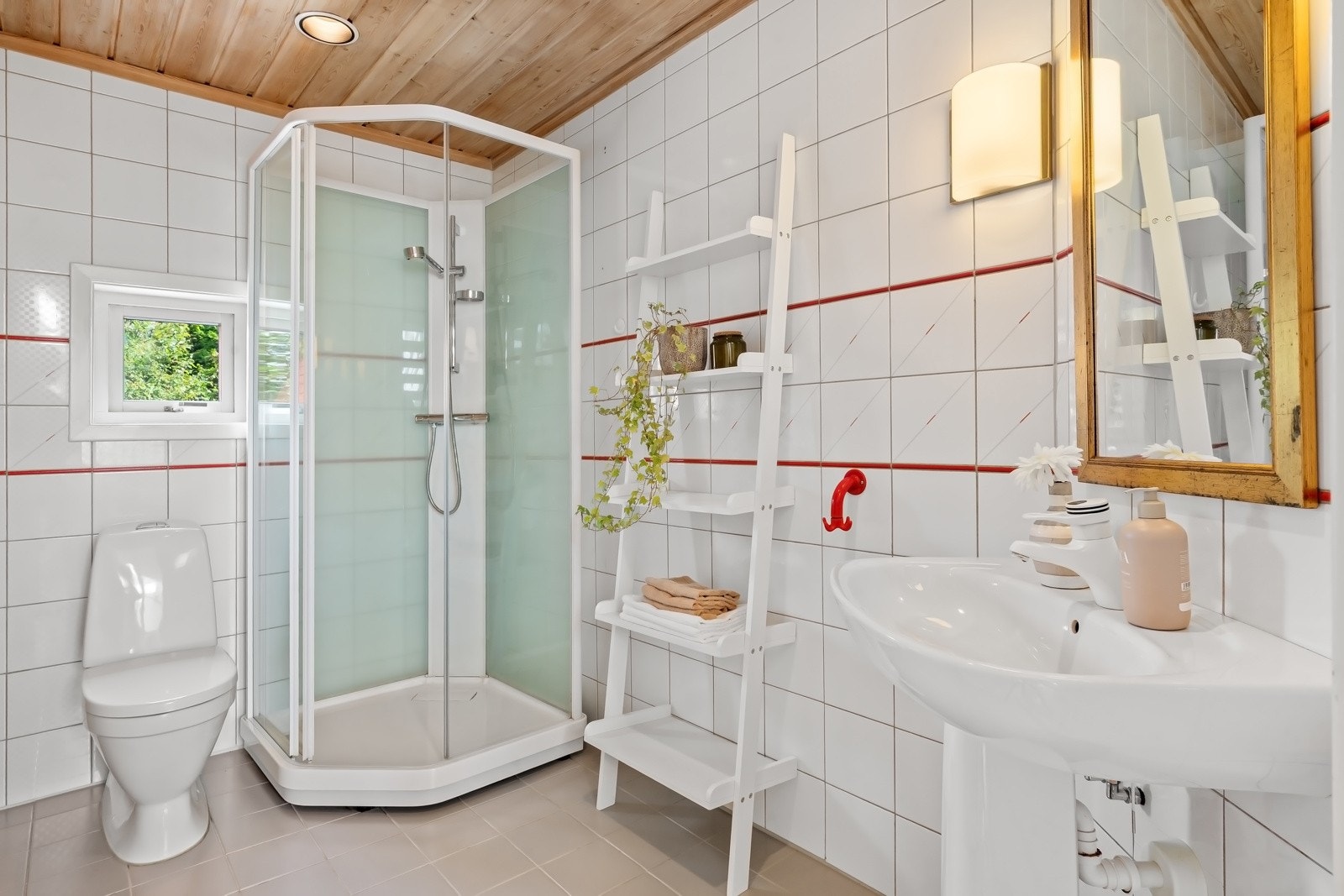 Badet i første etasje ligger i fin tilknytning til hallen, og hoveddelens andre bad ligger i 2. etasje. Galleribilde