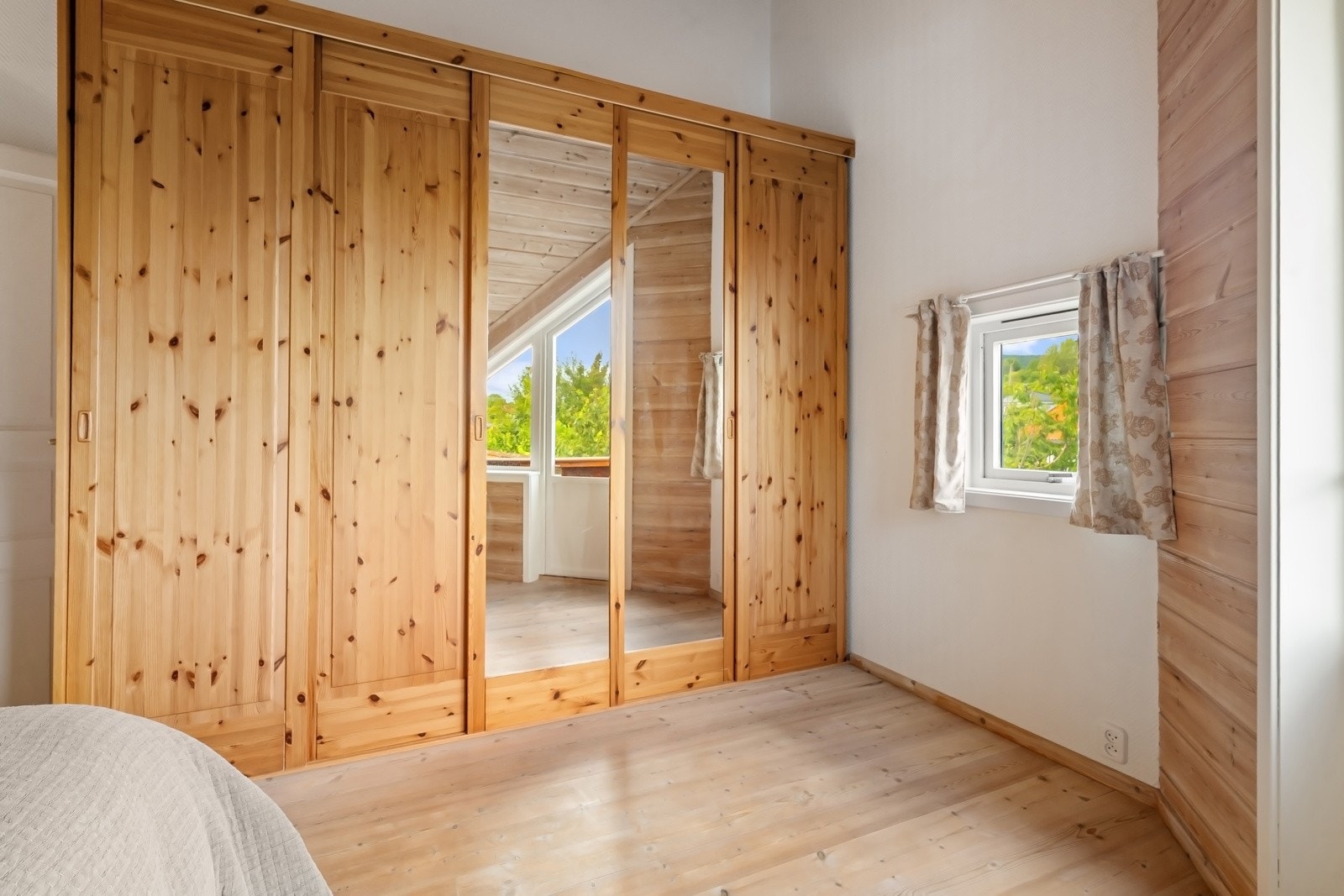 På dette rommet er det også satt inn en romslig garderobeløsning. Galleribilde