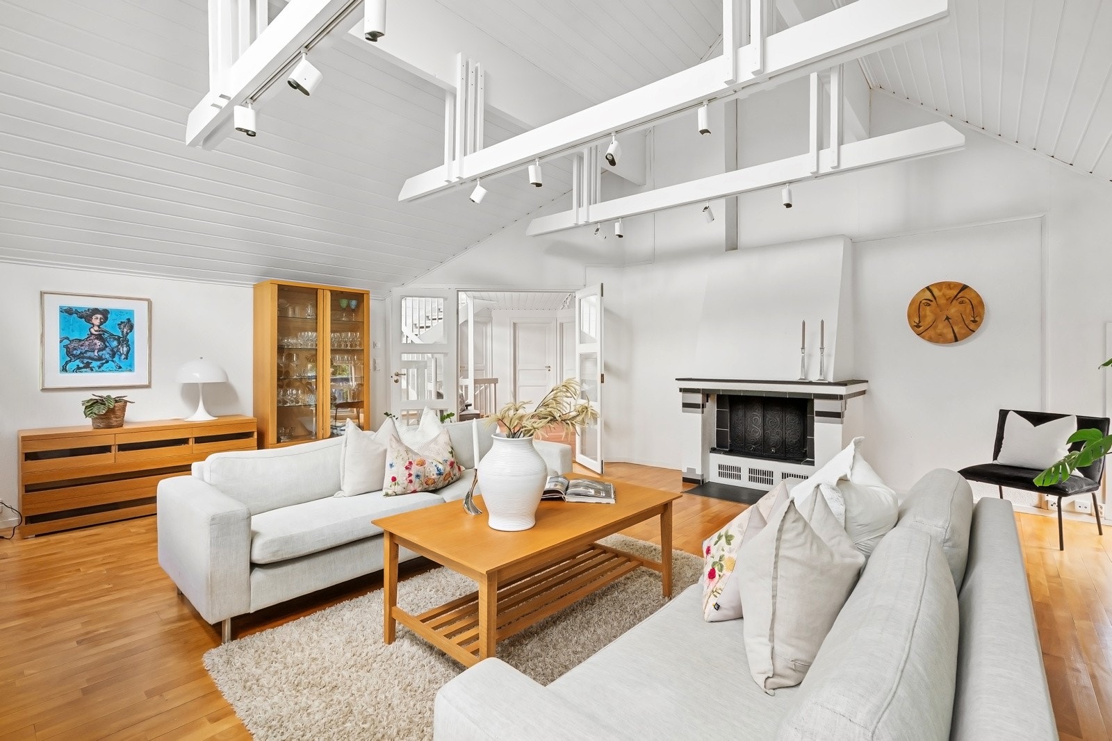 Stuen oppleves som stilfull og innbydende, og den fantastiske takhøyden skaper en luftig atmosfære i rommet. Galleribilde