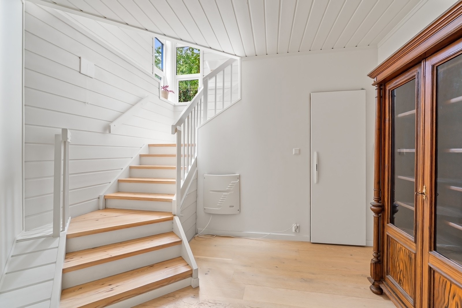 Underetasjen er innholdsrik og byr på rikelig med lagringsplass. Galleribilde