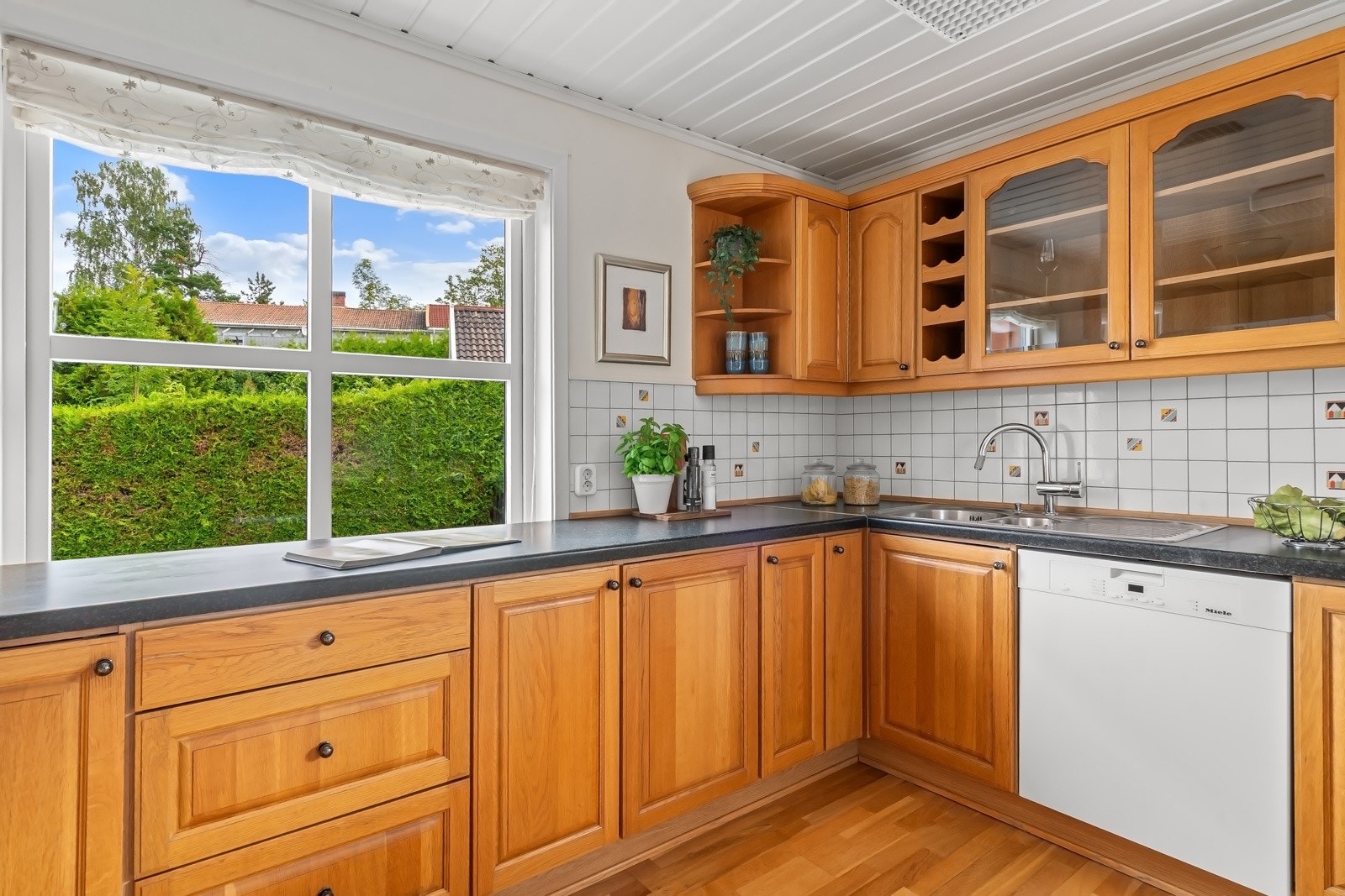 Kjøkkenet har et tidløst og pent design med gode benkeflater og rikelig med oppbevaringsplass. Galleribilde