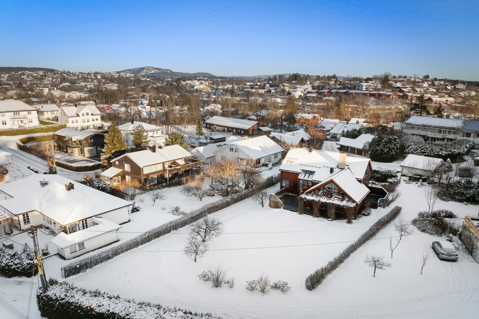 Eiendommen ligger særdeles barnevennlig, tilbaketrukket og attraktivt til, uten naturlig gjennomgang for noen. Galleribilde