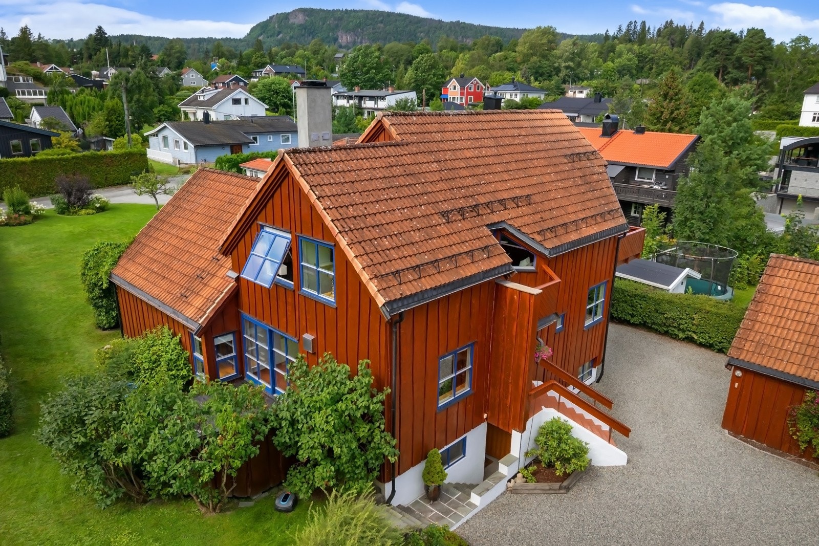 Sokkelleiligheten har egen inngang fra tomten. Galleribilde