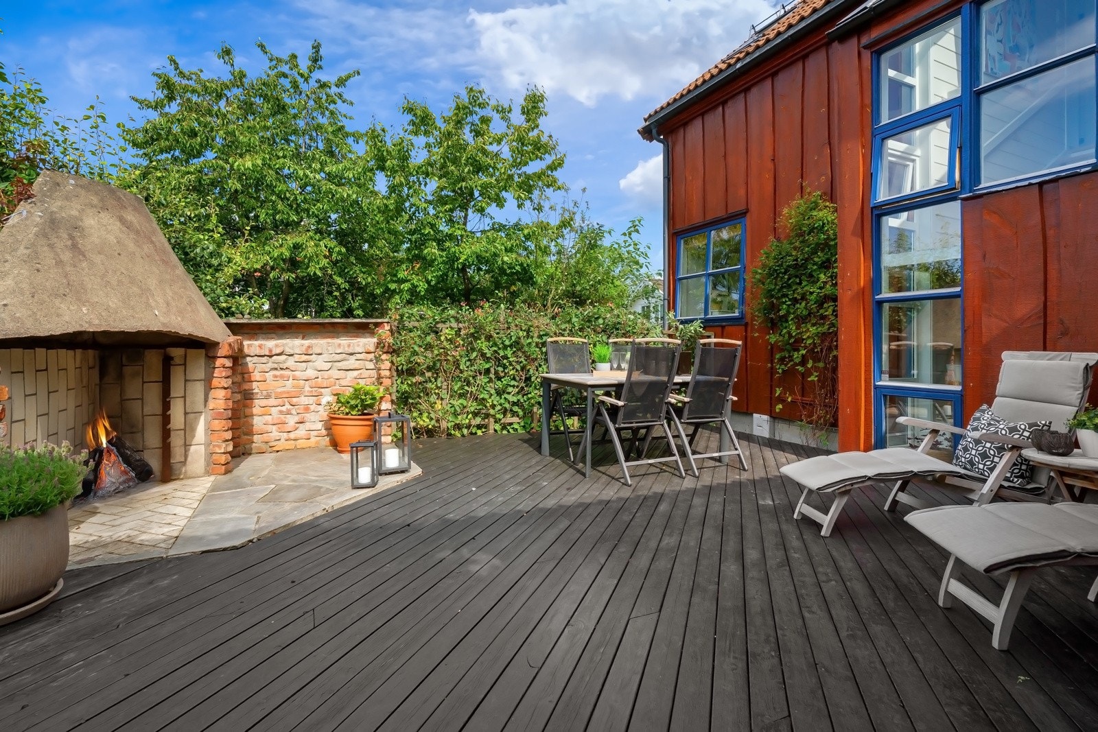 I flukt med hagen er det en lun markterrasse på 46 m², med en oppmurt utepeis som setter den rette stemningen på sene sommerkvelder. Galleribilde