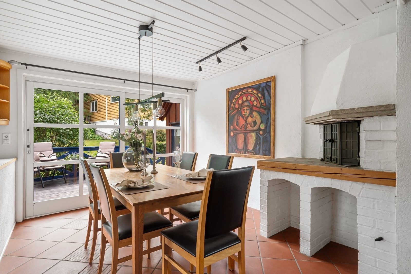 Ved spisestuen er det en oppmurt peis med innsats, og herfra er det også utgang til en sydvendt terrasse. Galleribilde