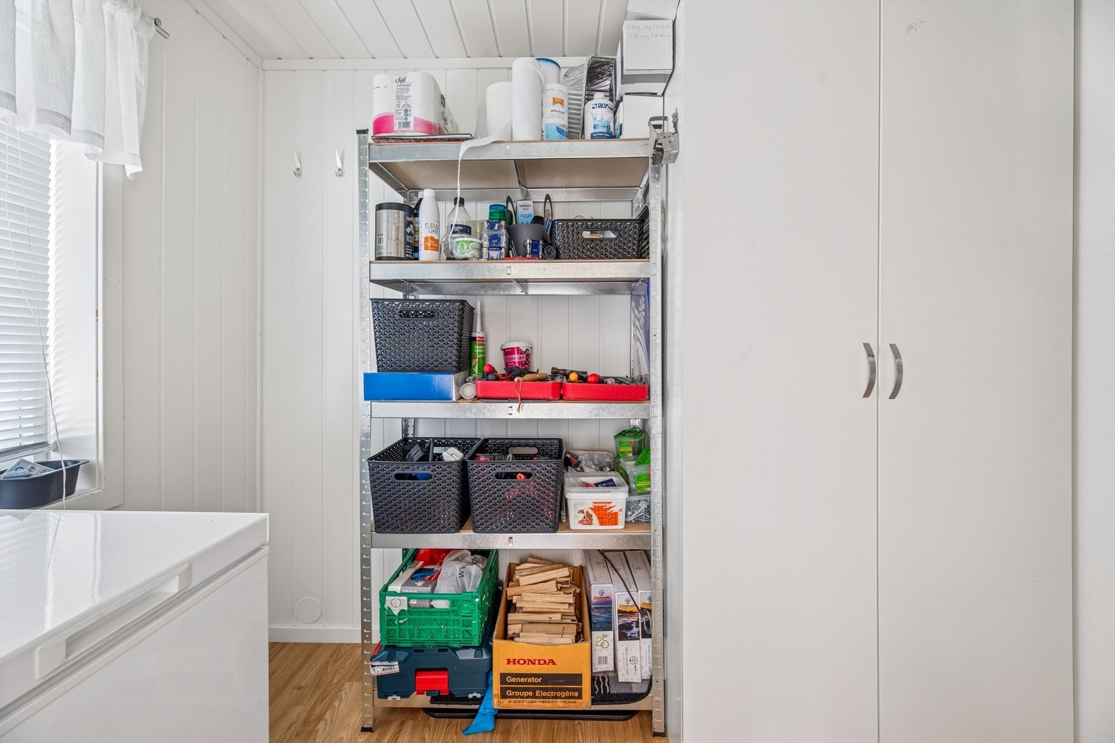 Det finnes en praktisk innvendig bod i fritidsboligen. Galleribilde