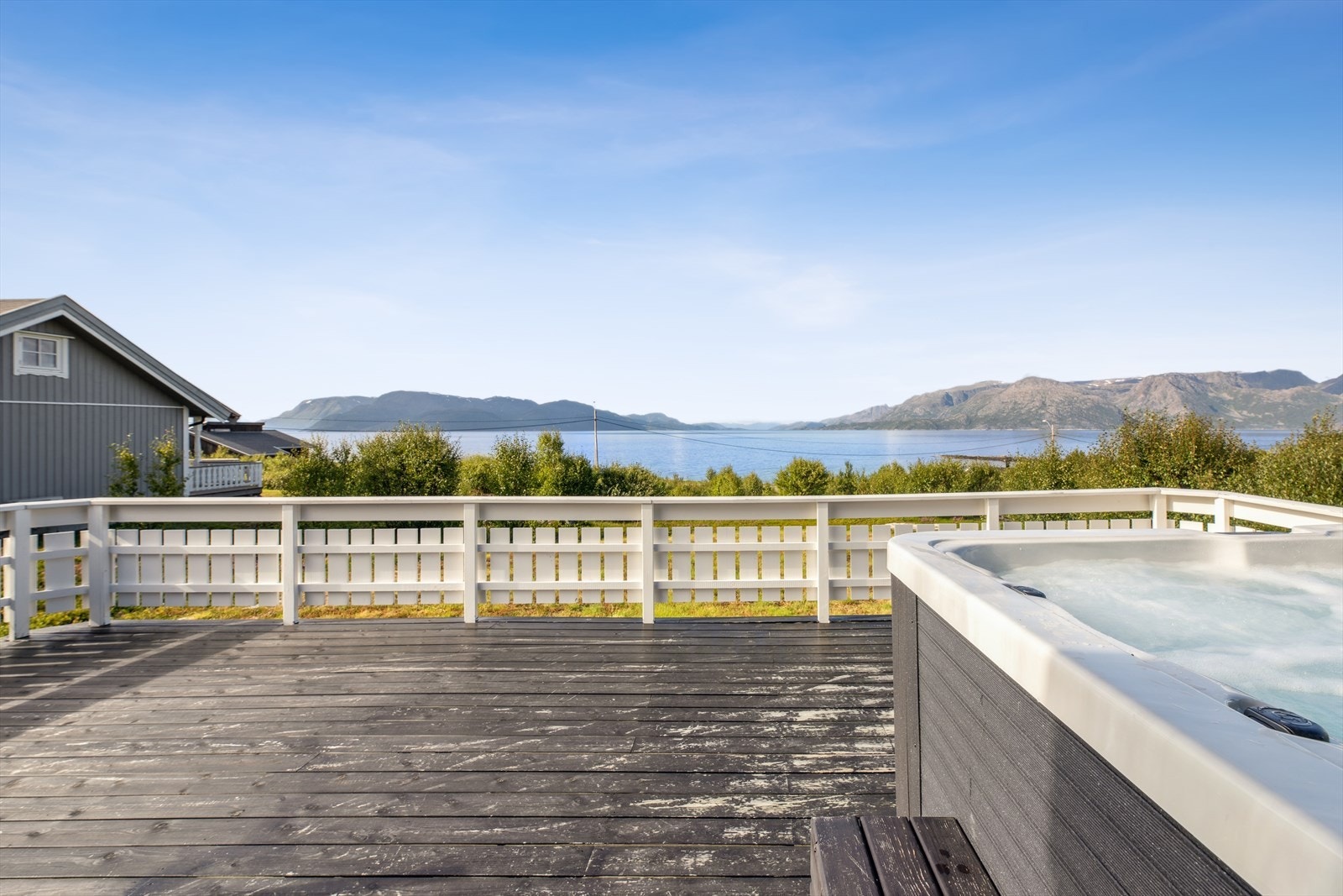 Nydelig utsikt mot sjøen og de vakre, naturskjønne omgivelsene. Galleribilde