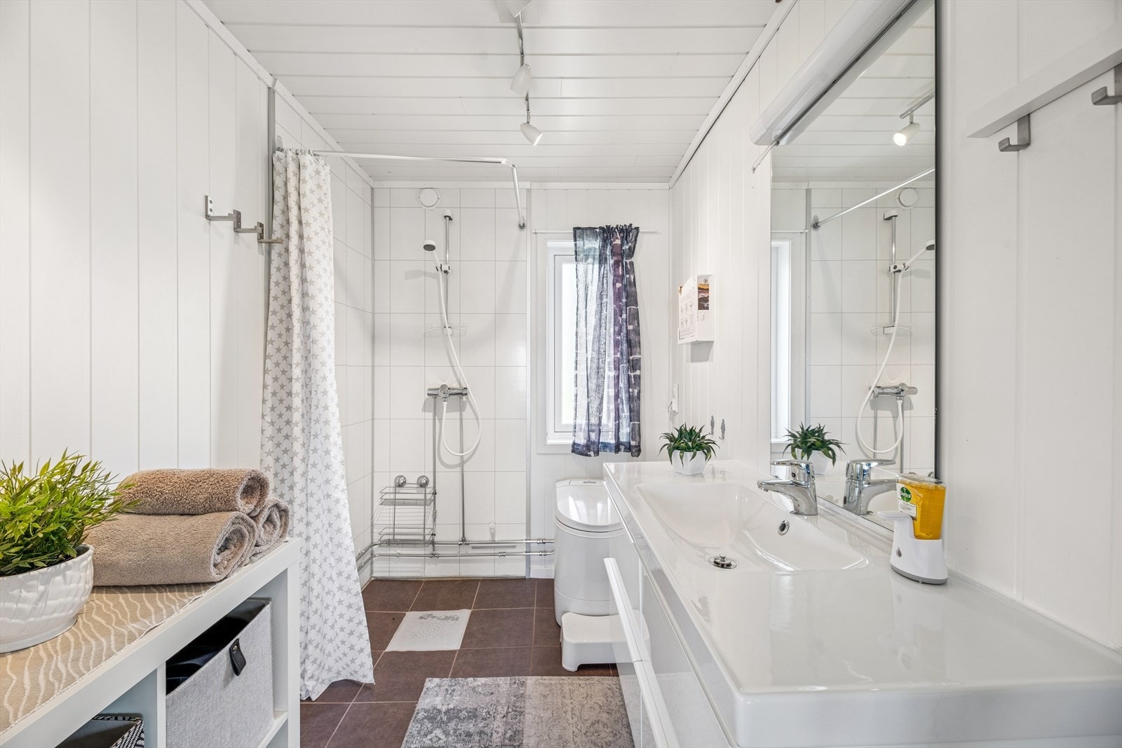 Baderom består av speil, servant med seksjon, Cinderella forbrenningstoalett, VV-bereder, dusj sett og dusj forheng. Galleribilde