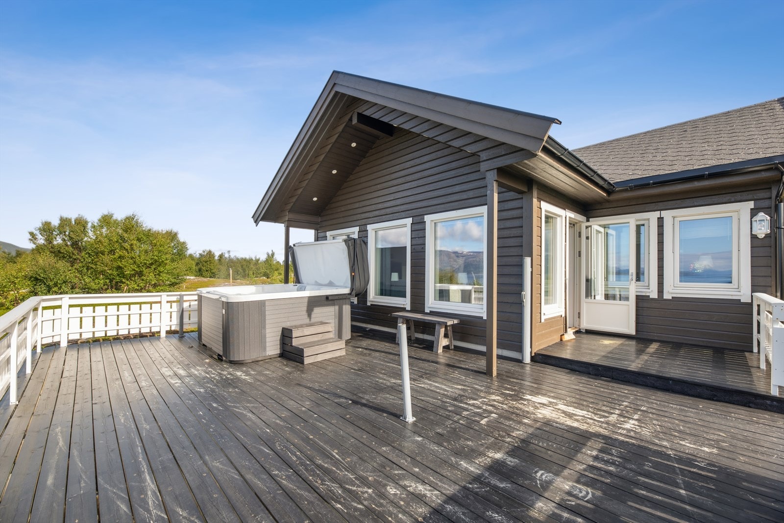 Fra oppholdsrommet er det direkte utgang til en stor terrasse som gir god plass til å ha diverse utemøbler og evt. jacuzzi. Galleribilde