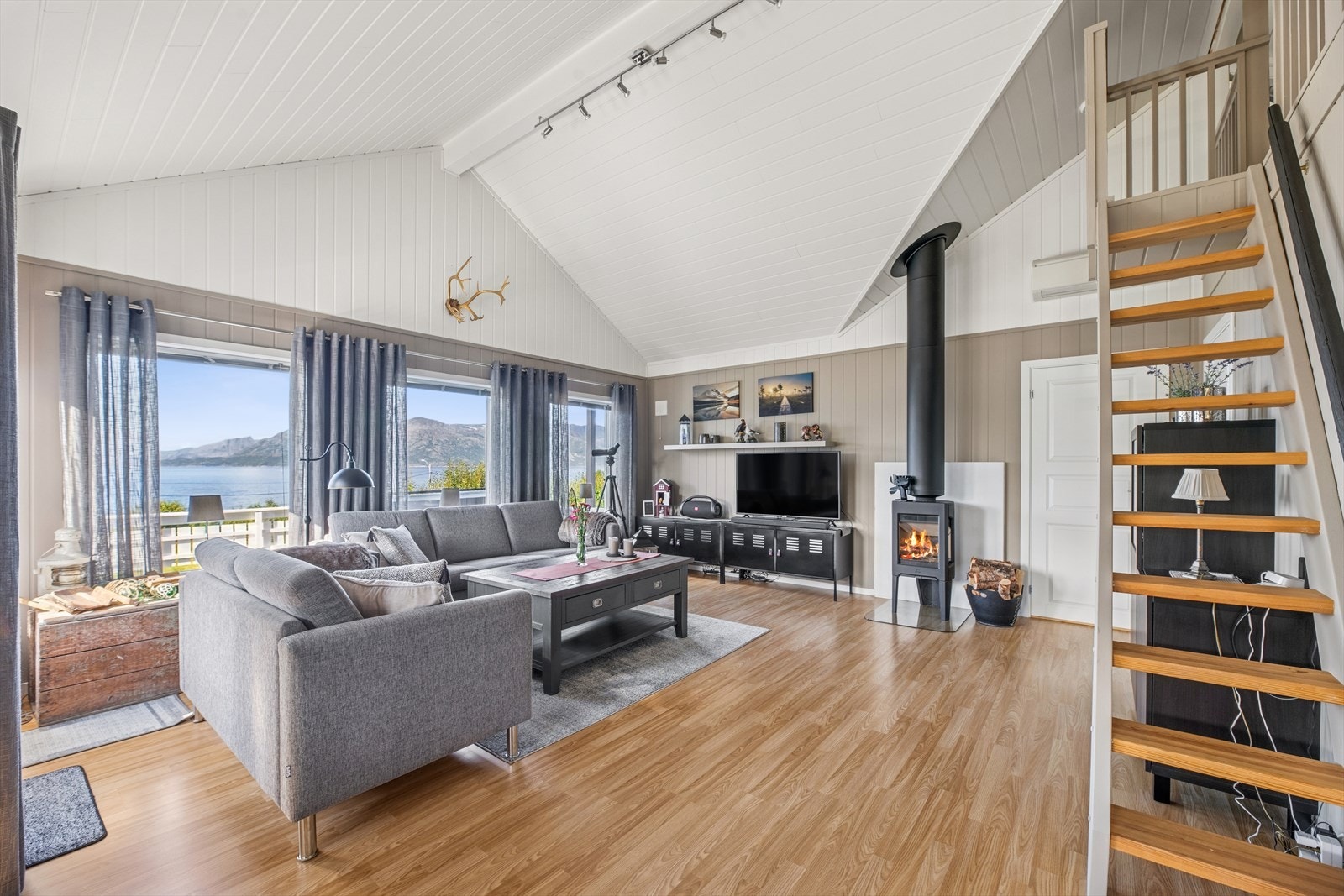 Det er etablert en flott peisovn i oppholdsrommet. Galleribilde