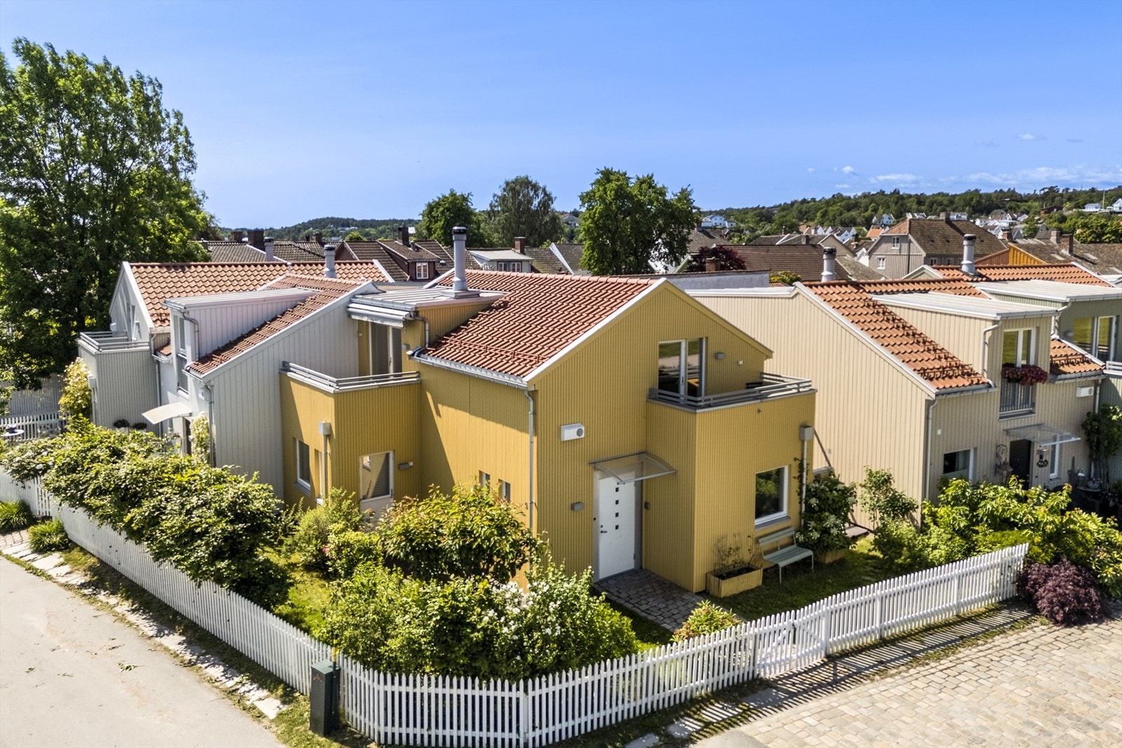 Eiendommen har felles eiet tomt av sameiet, og ligger på et tun med åtte andre boliger. Pent opparbeidet og beplantet. Galleribilde