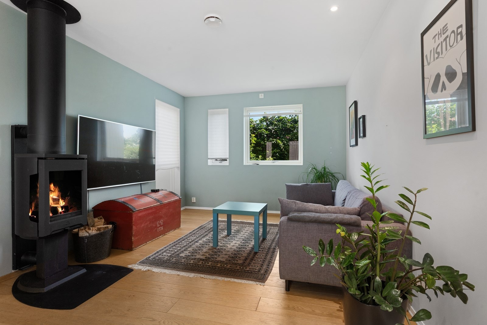 I stuen er det en peis som gir godt med varme på kalde høst- og vinterdager. Galleribilde