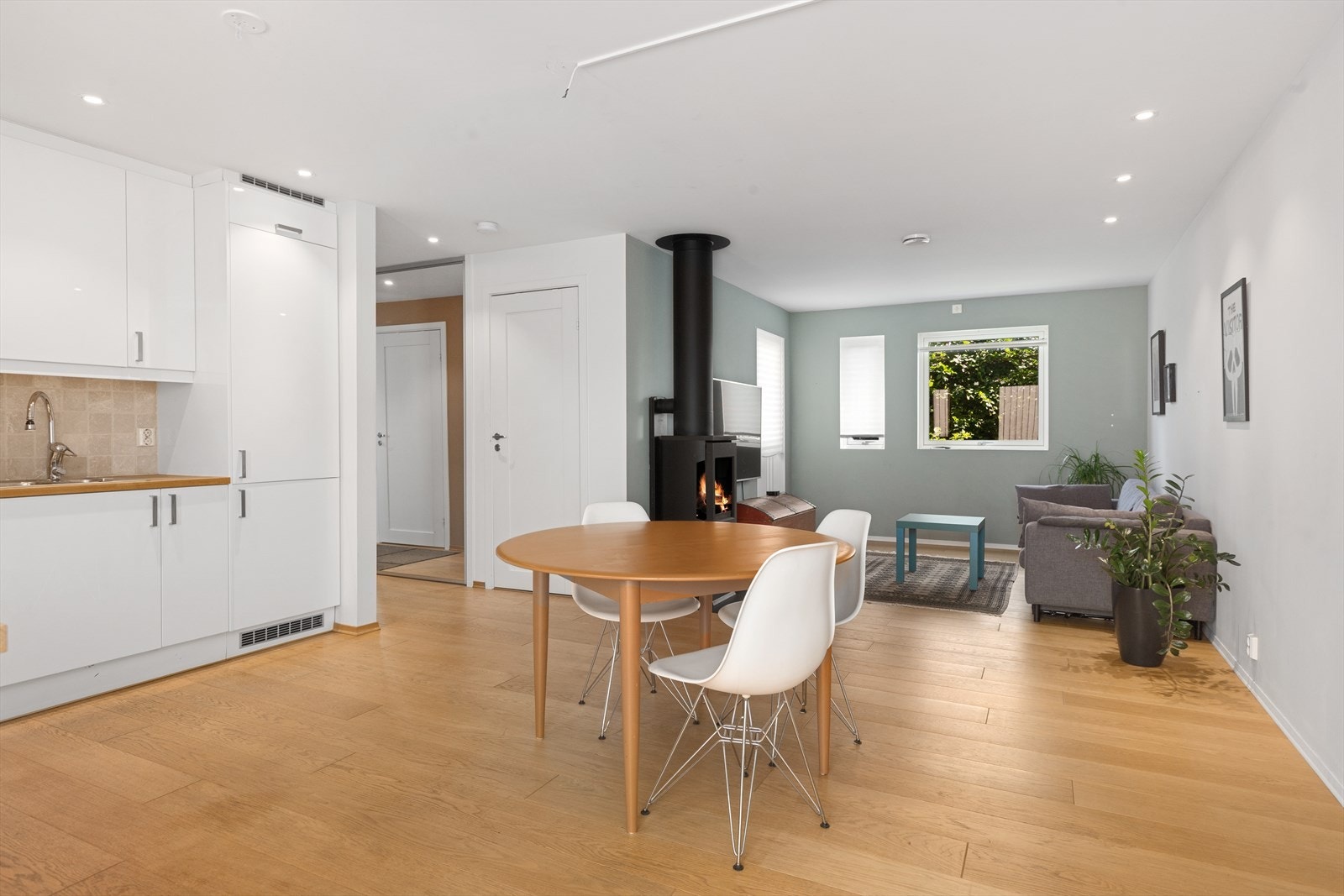 Eiendommen har en åpen stue- og kjøkkenløsning som gir en romslig romfølelse med flere møbleringsmuligheter. Galleribilde