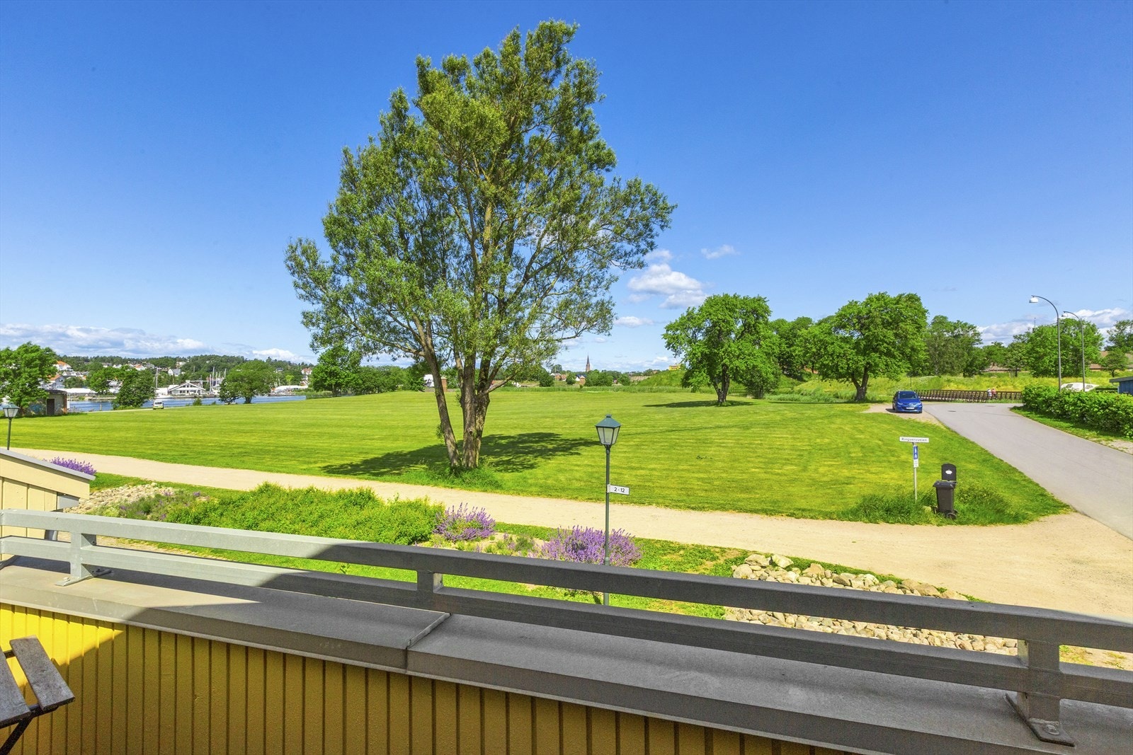 Utsikten mot Gamlebyen og Glomma fra den ene balkongen. Galleribilde