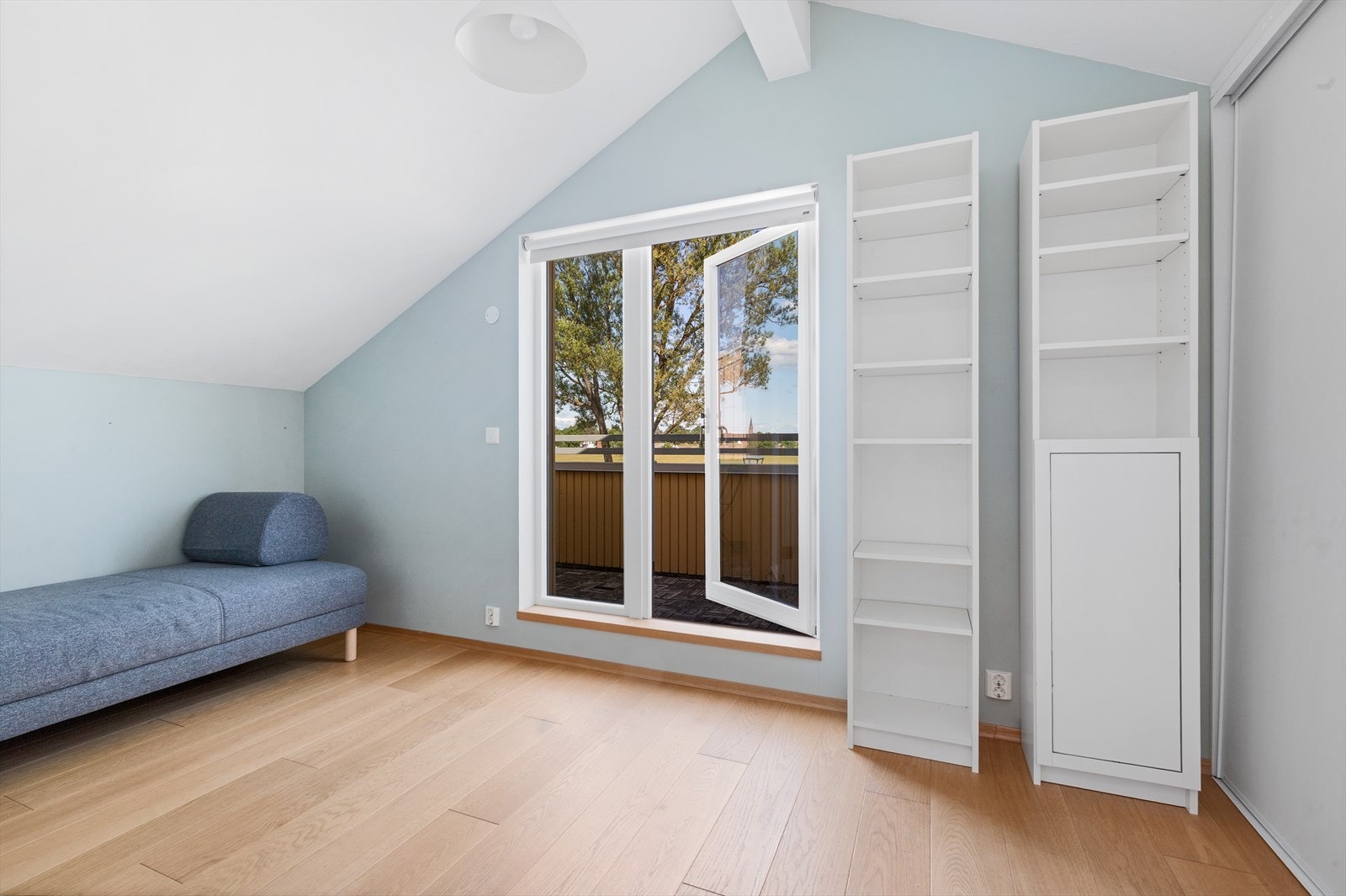 Soverom II er av god størrelse med flere møbleringsmuligheter. Fra soverommet er det tilgang til en balkong. Galleribilde