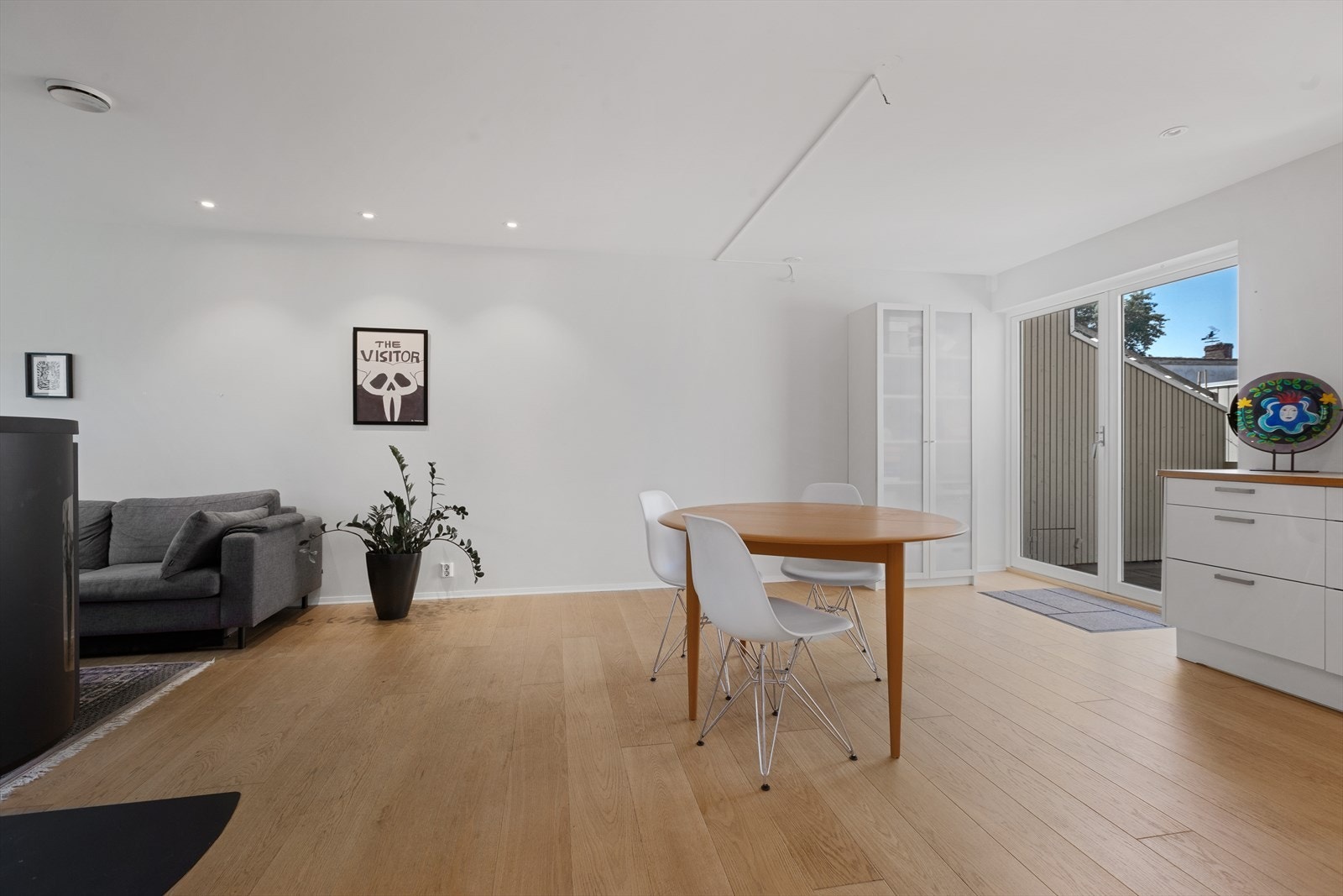 Ved kjøkkenet er det god plass til ønsket spisegruppemøblement. Galleribilde