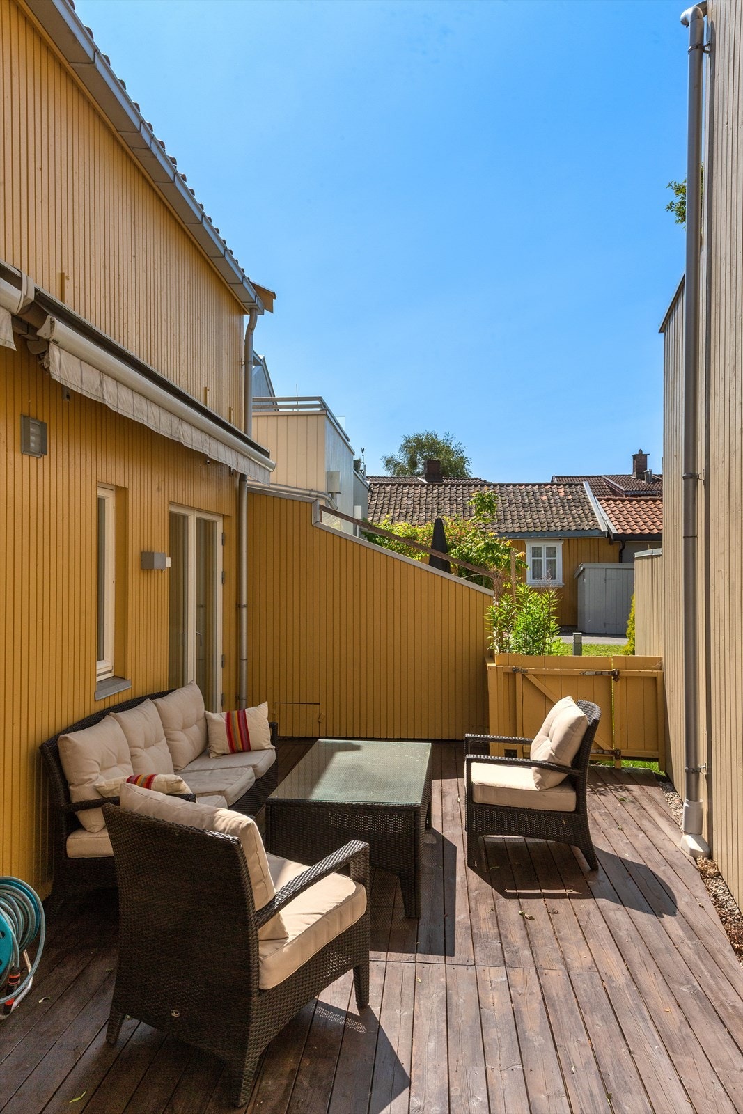 Fra kjøkkenet har du tilgang til en lun terrasse med plass til ønsket møblement. Galleribilde