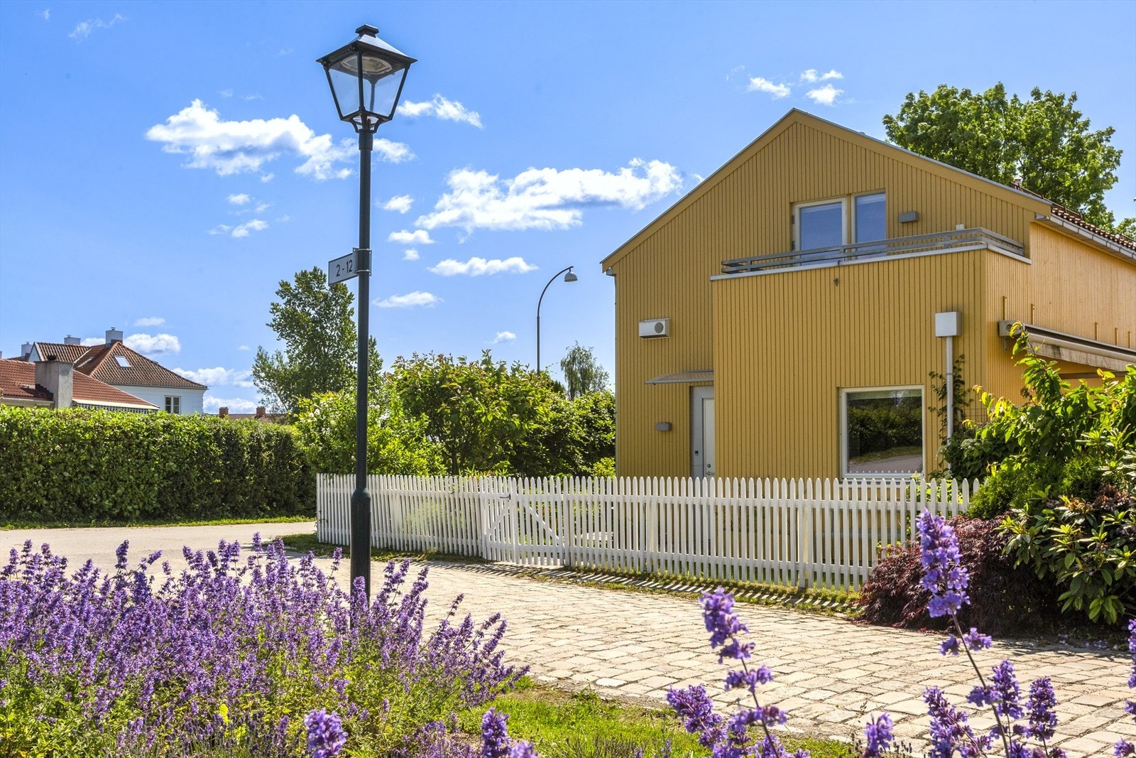 Tomten har klare opparbeidede grenser for hva som tilhører enhetene. Galleribilde