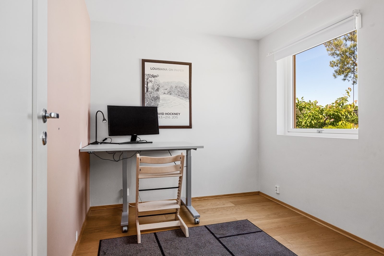 Soverommet i hovedetasjen er av god størrelse og har plass til både seng, nattbord og øvrig ønsket møblement. Galleribilde