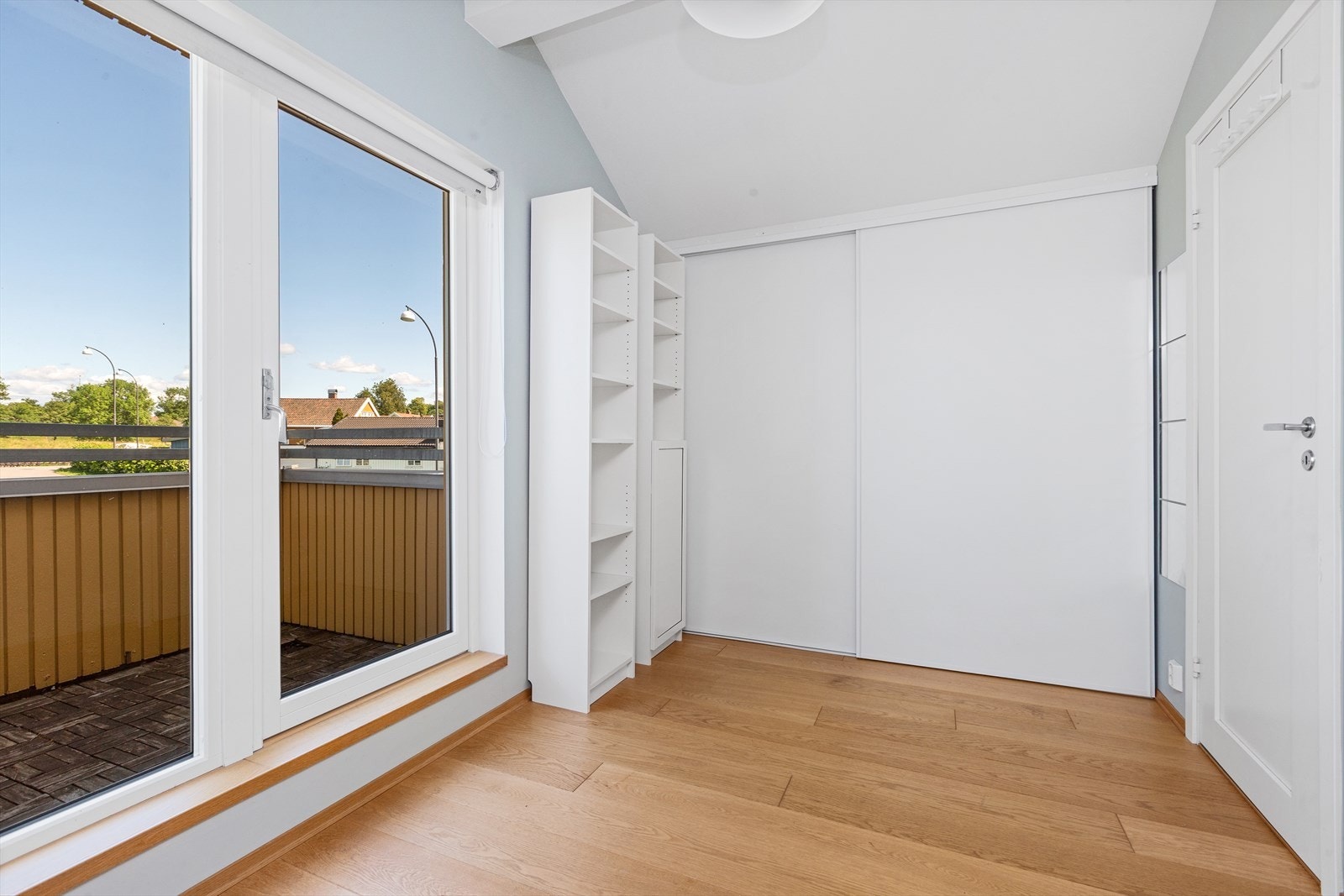 Det er en romslig skyvedørsgarderobe som gir godt med oppbevaringsplass av klær og øvrig. Galleribilde