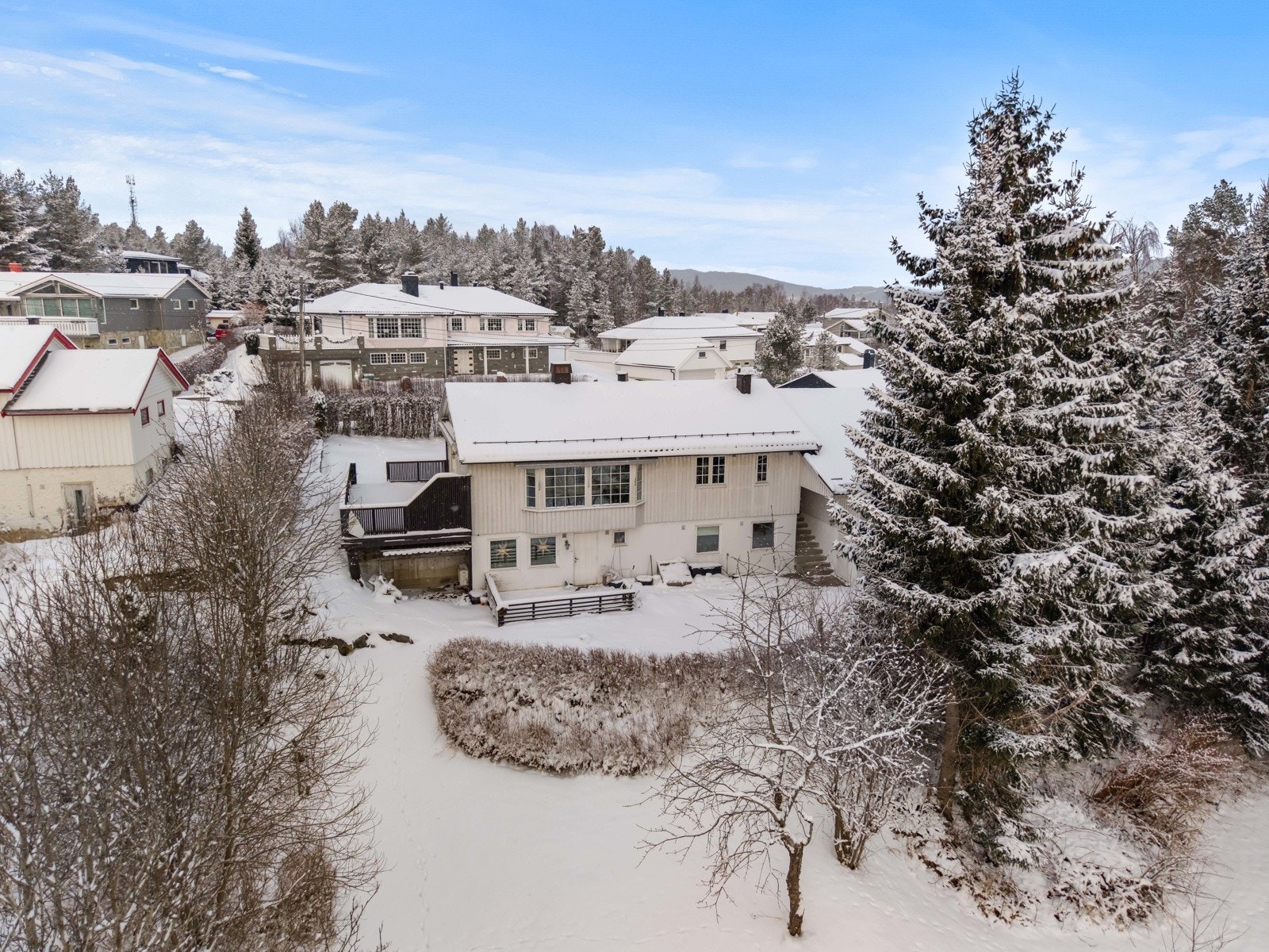 Vi har gleden av å presentere Ekornvegen 7 - En familievennlig enebolig beliggende ca. 2 km fra Nannestad sentrum med nærhet til dagligvarebutikker, skoler, barnehager, offentlig kommunikasjon m.m. Galleribilde