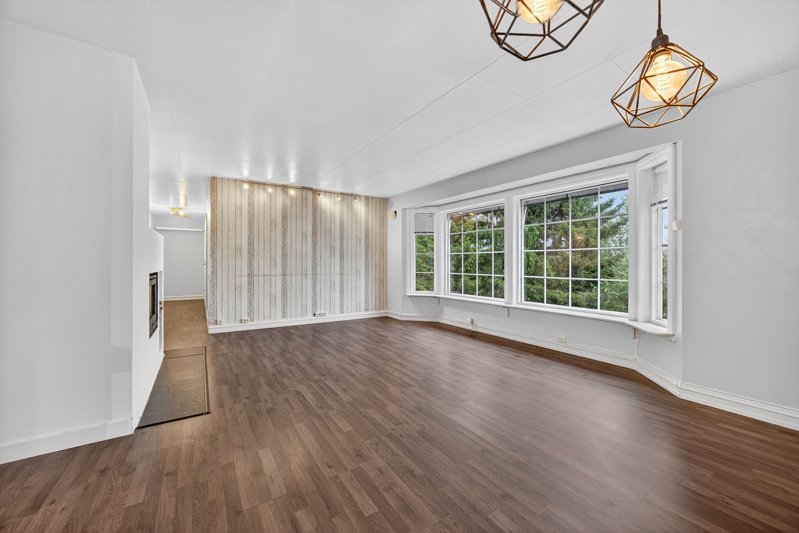 De store vindusflatene sørger for rikelig innslipp av naturlig lys og takhøyden på 2,43m gir en luftig romfølelse. Galleribilde