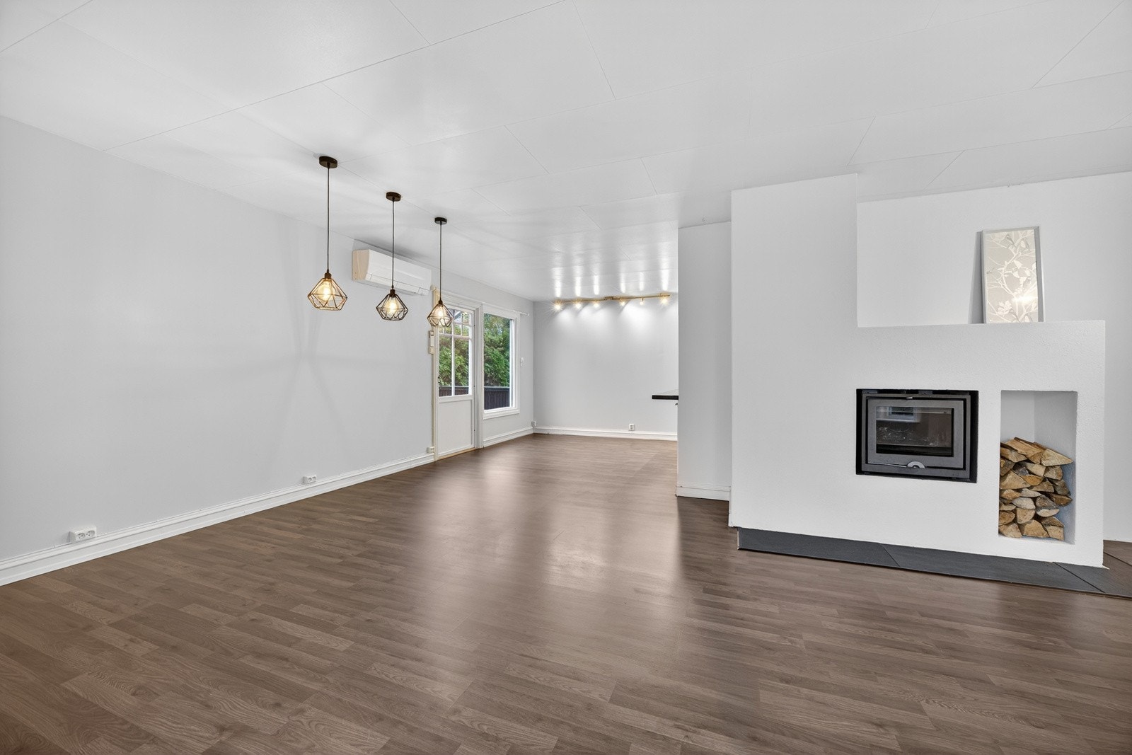 I stuen er det god plass til sofaløsning med tilhørende møblement. Galleribilde