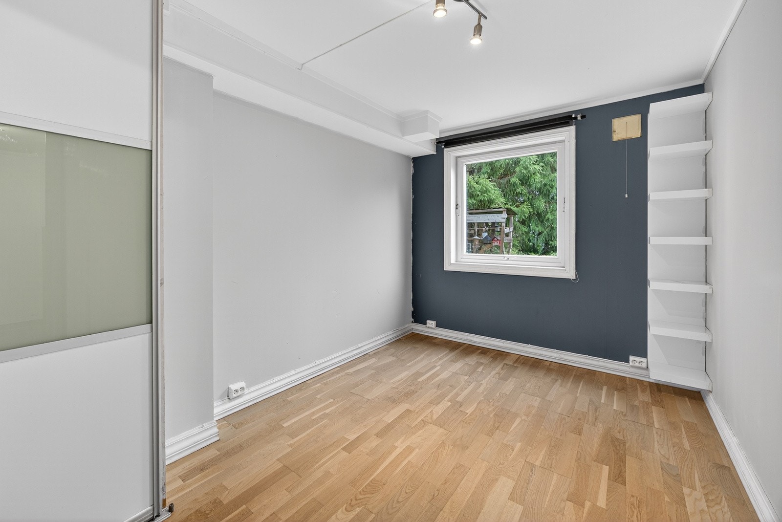 Boligen har totalt 3 soverom, hvorav 2 av disse befinner seg i hoveddelen. I tillegg er det et innredet rom i boligens underetasje som dagens eier benytter som soverom (ikke godkjent til varig opphold). Galleribilde