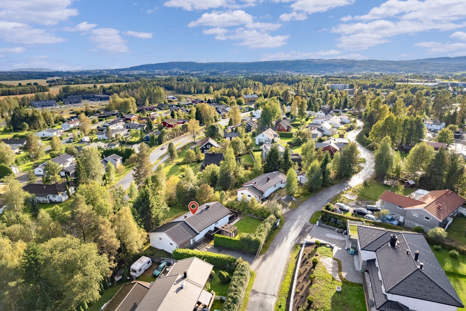 Boligen ligger i et etablert og barnevennlig boligområde på Preståsen, like utenfor sentrum av Nannestad. Det er gangavstand fra boligen til alle typer skoler, barnehager, idrettshall, svømmehall, treningssenter og gode servicetilbud. Velkommen! Galleribilde