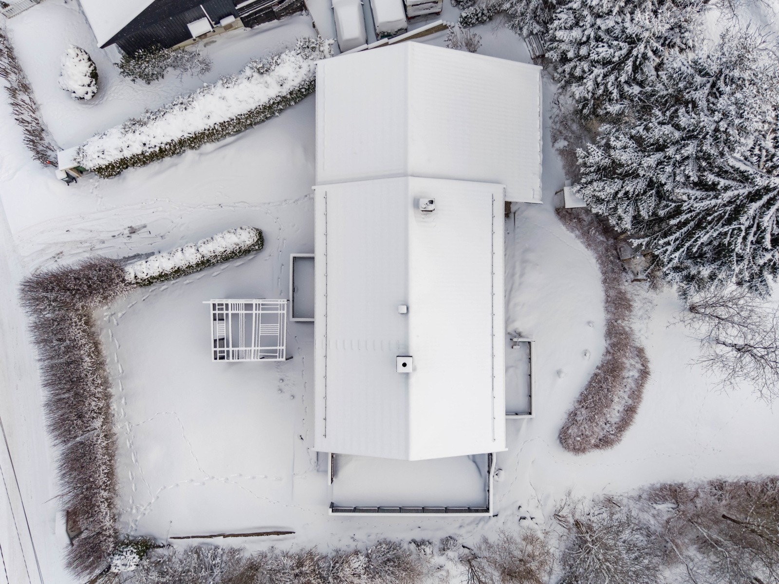 Boligen har en praktisk og familievennlig planløsning fordelt over to plan. Inneholder bl.a. et klassisk kjøkken, spisestue, lys og innbydende stue, kjellerstue (ikke godkjent), 3 stk eldre bad, 3 gode soverom + et innredet rom. Galleribilde
