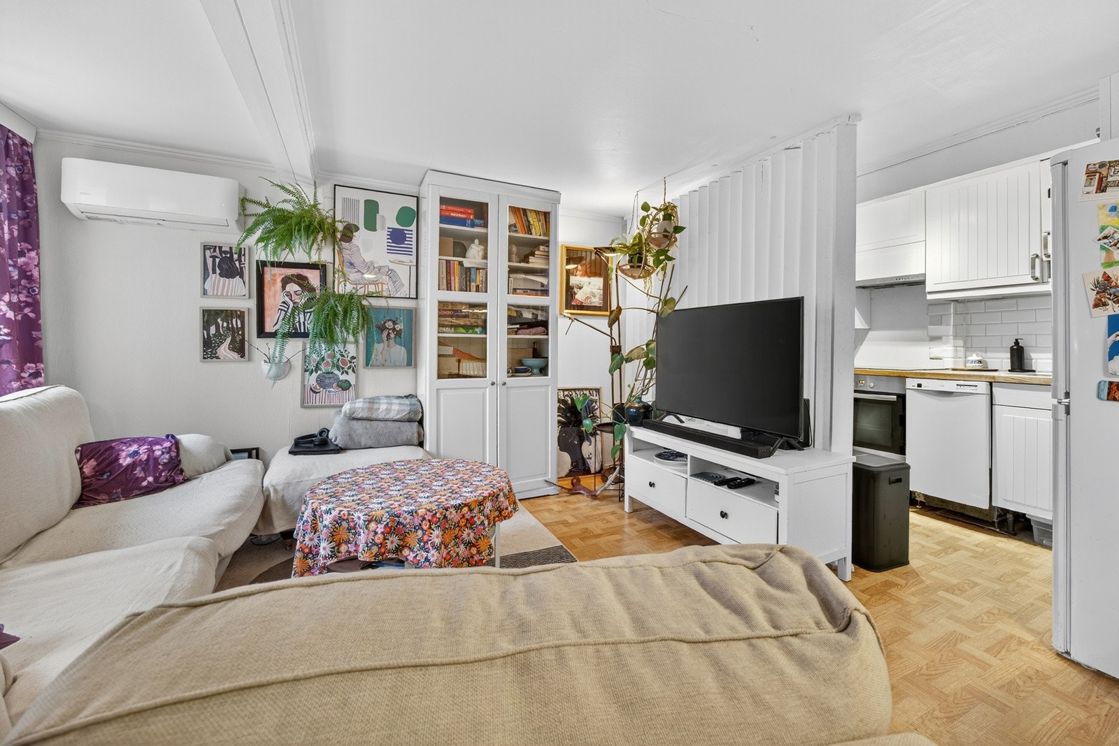 Lys og trivelig stue med laminat på gulv og lysmalte veggflater. Det store vinduet slipper inn fint med lys og gir en god romfølelse. Her er det fin avsatt plass til sofamøblement og TV-løsning. Galleribilde