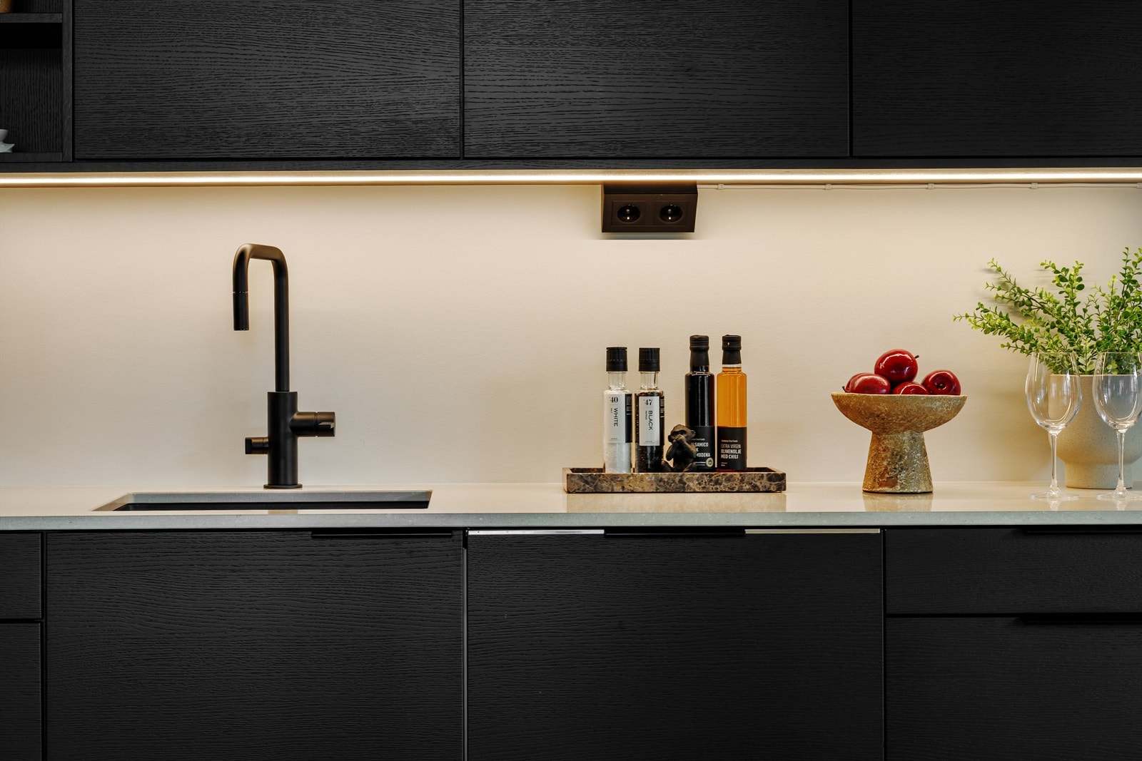 kjøkkenet har godt med skap og bankeplass. Galleribilde