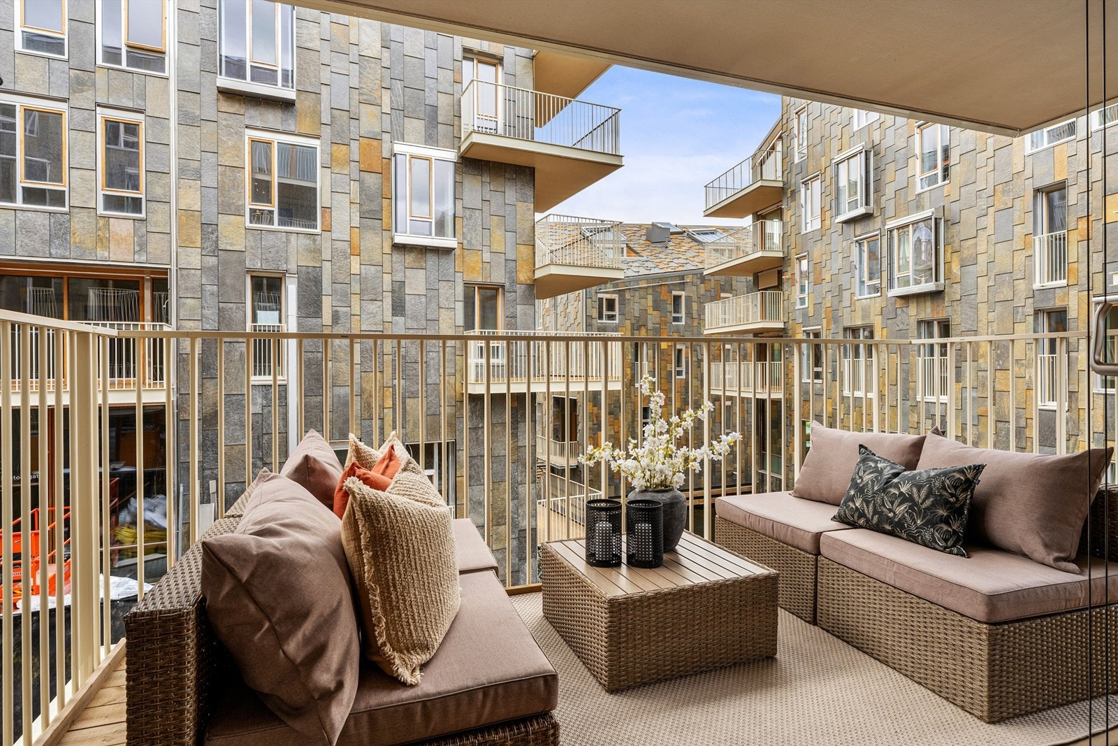 Balkong på ca. 9 kvm med god plass til møblement. Balkongen er vendt mot sørvest. Galleribilde