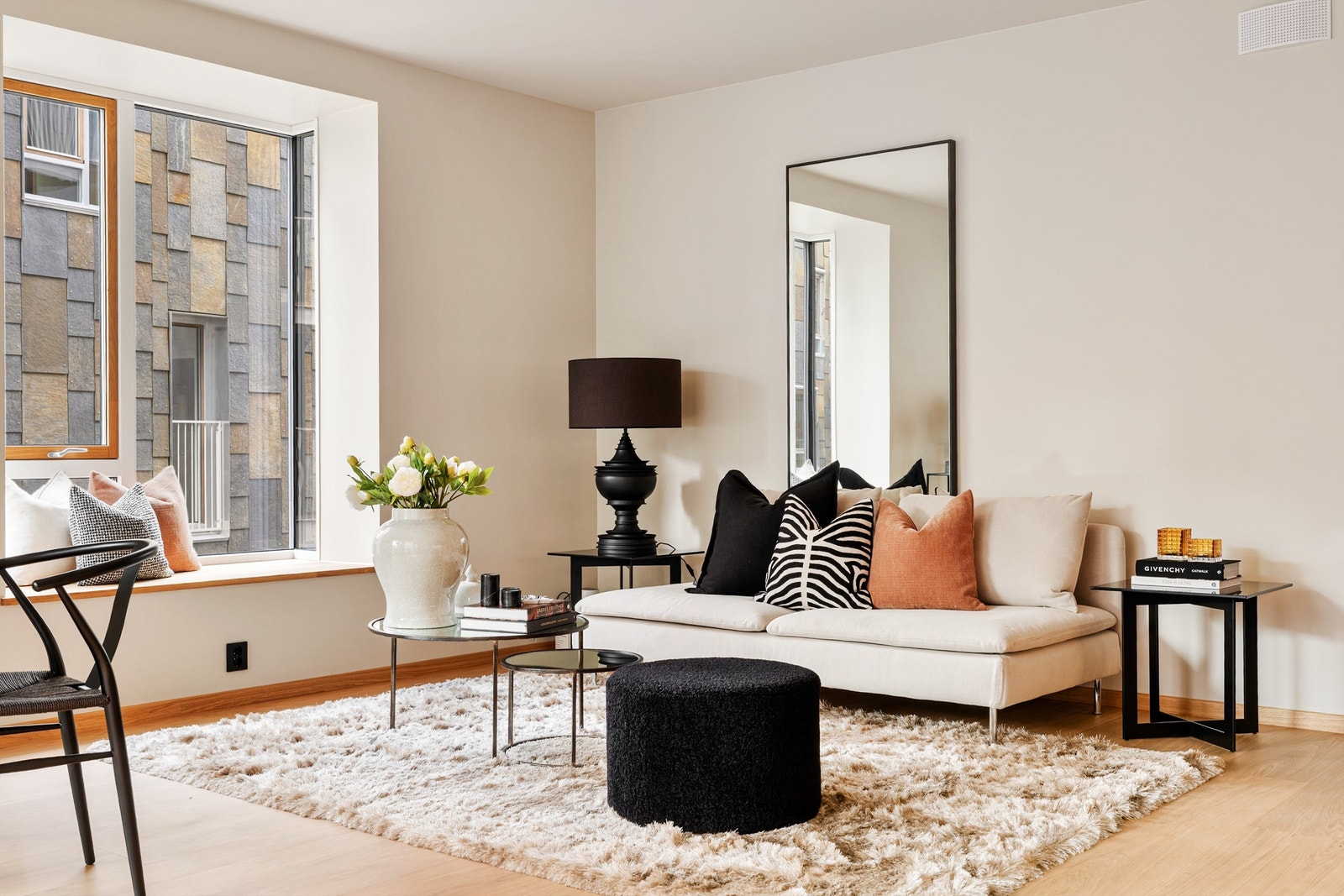 De store vindusflatene sammen med 2,6m i takhøyde, skaper en behagelig lys atmosfære og ikke minst en god romfølelse. Galleribilde