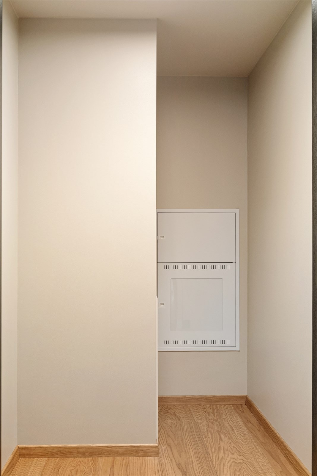 Praktisk innvendig bod som kan innredes med hyllesystem for oppbevaring. Galleribilde