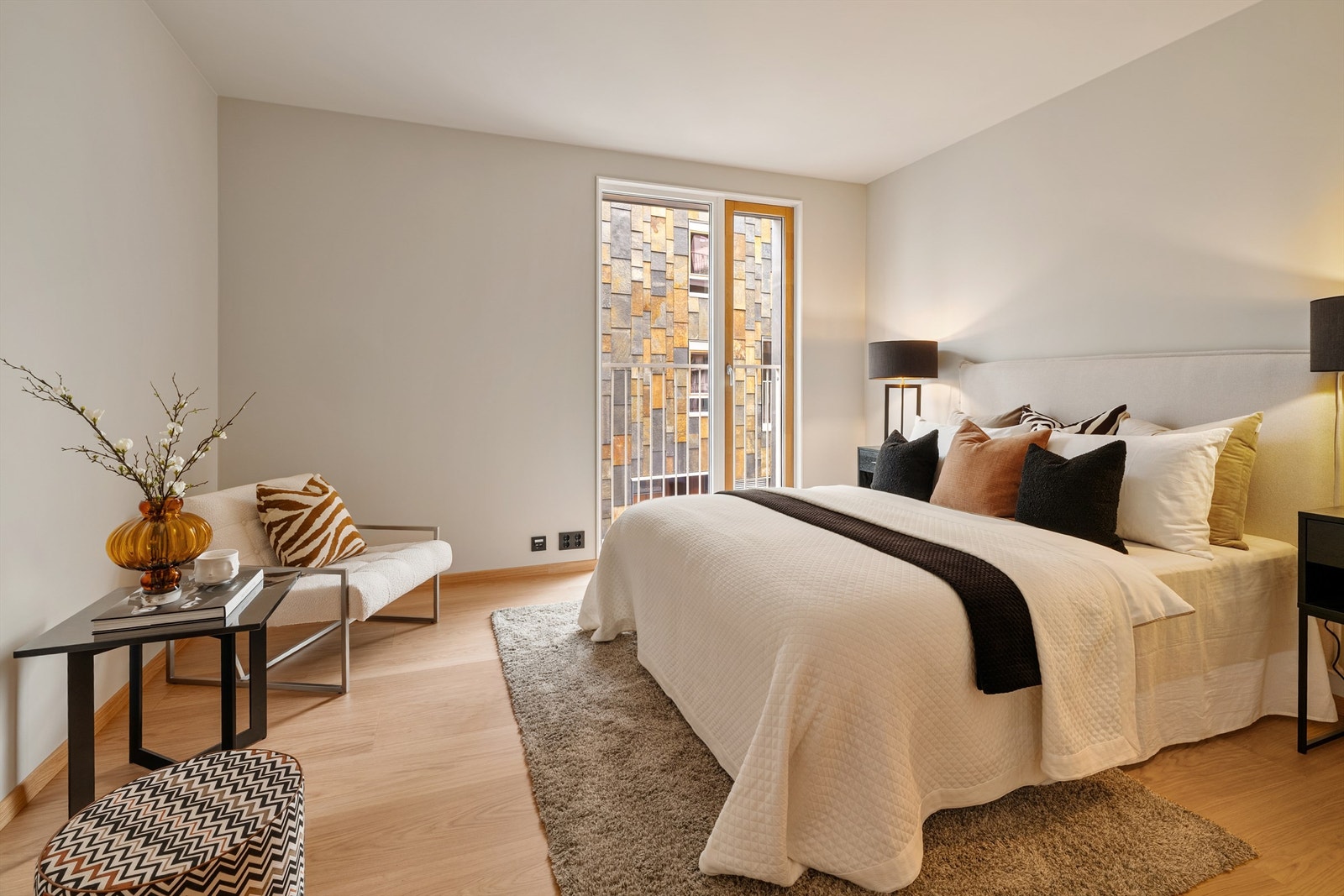 Hovedsoverommet er av god størrelse med god plass til dobbeltseng, garderobeløsning og nattbord. Galleribilde