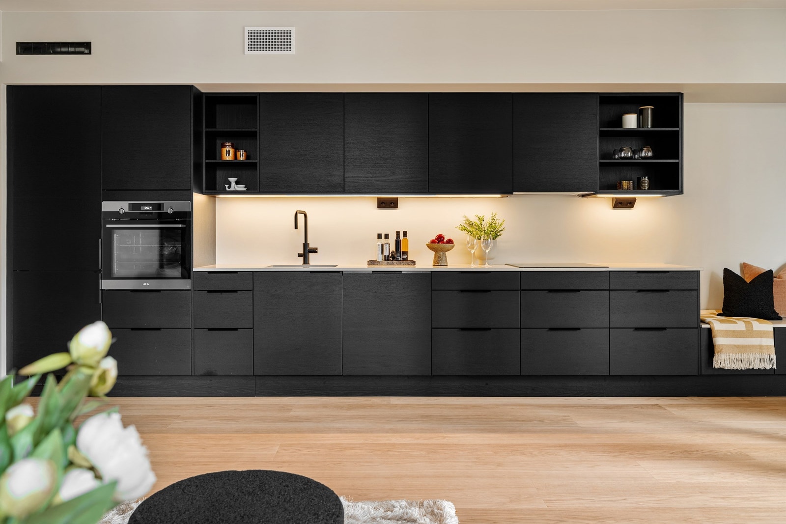 Leiligheten har et lekkert kjøkken fra Sigdal. Integrerte hvitevarer fra AEG. Galleribilde