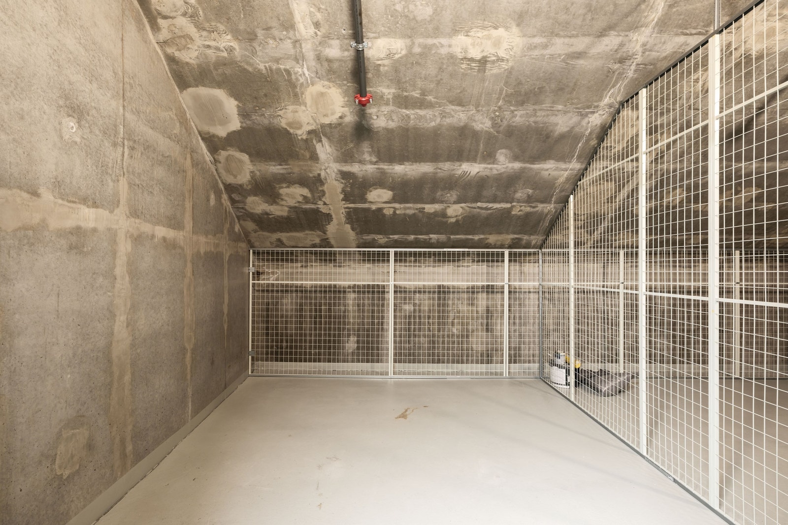 Praktisk og stor bod på hele 10 kvm i kjelleranlegget. Galleribilde