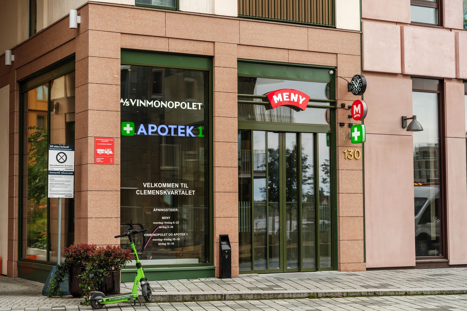 Like ved inngangsdøren til leiligheten har man Meny, Vinmonopol og Apotek. Galleribilde