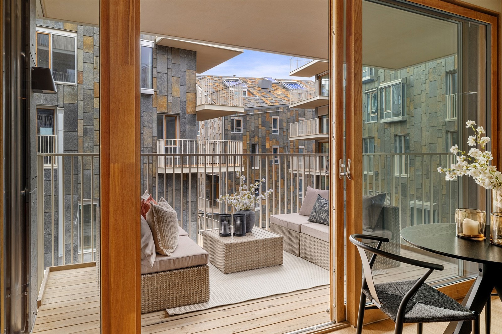 Balkongen har adkomst fra stuen - Det er montert utvendige screens. Galleribilde