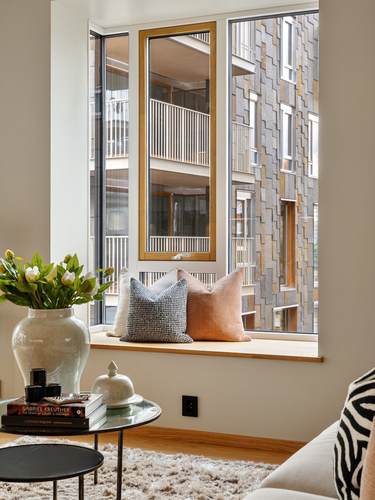 I steun har man en praktisk sitteplass i vindueskarmen. Galleribilde