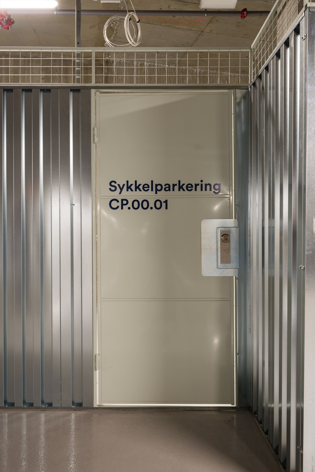 Ved garasjeanlegget er det sykkelparkering for sameiet. Galleribilde