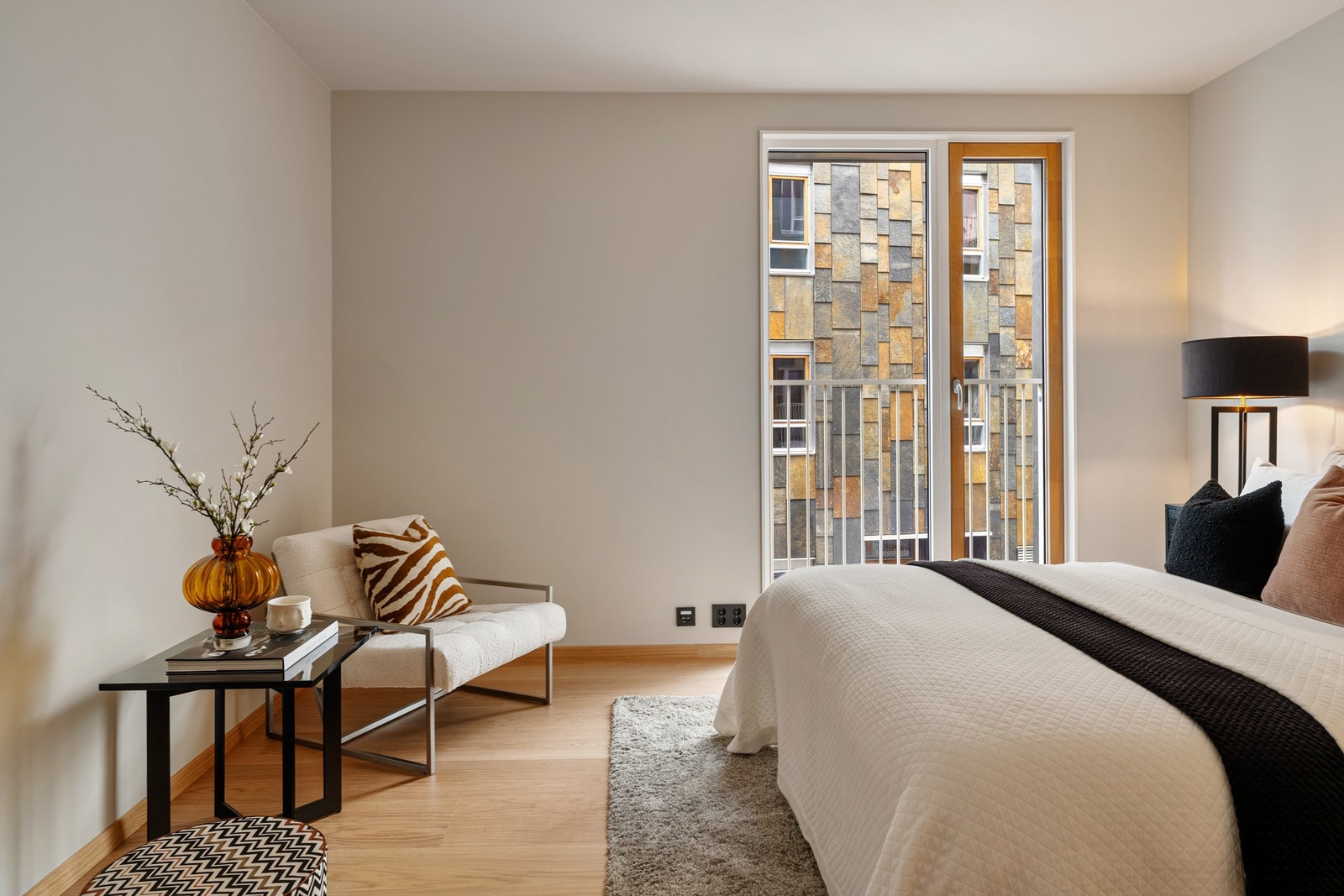 Hovedsoverom ligger vendt ut mot vannspeilet. Galleribilde