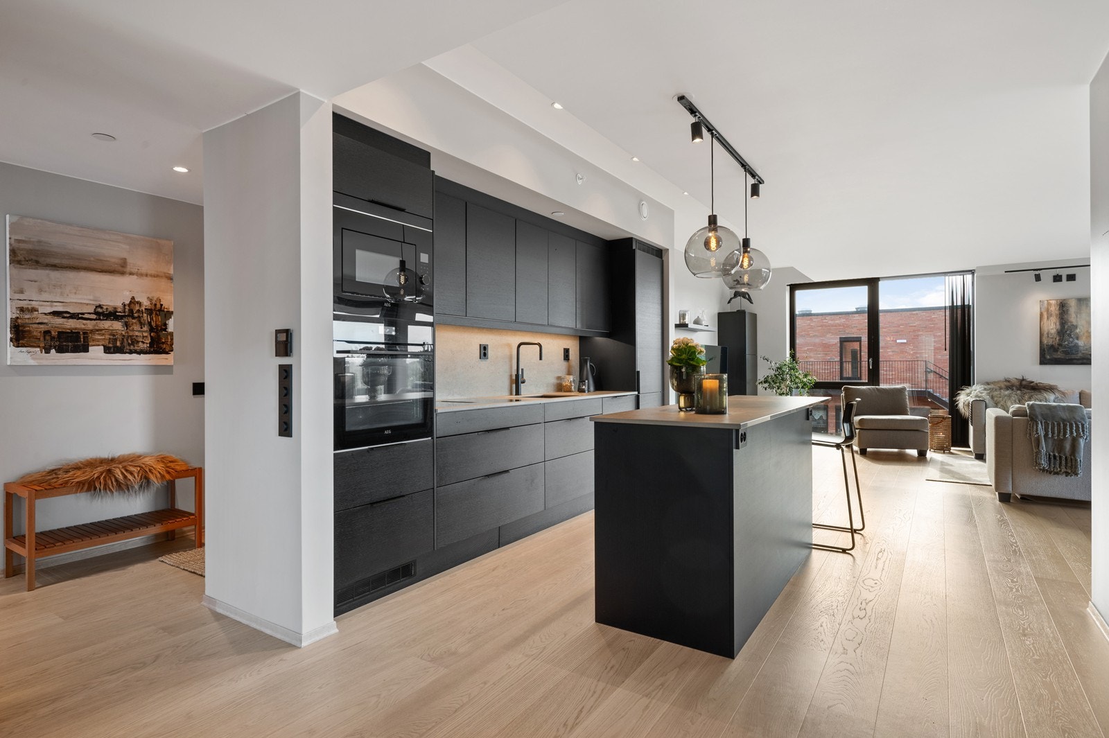 Kjøkkenet fremstår som hjertet i leiligheten. Her har man et lekkert Sigdal kjøkken Galleribilde