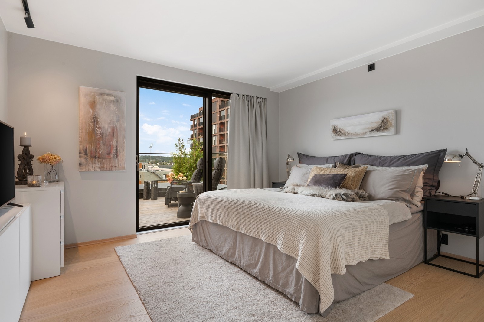 Hovedsoverommet er av en meget god størrelse. Her har man utgang til terrassen og inngang til et eget bad som er tilknyttet dette soverommet Galleribilde