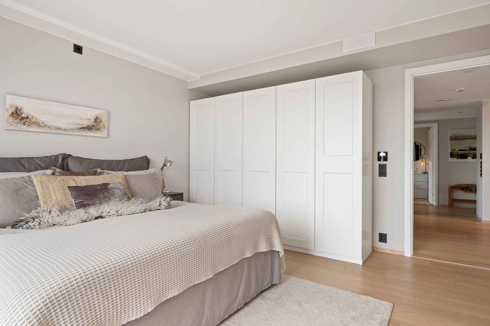 God plass til garderobeskap Galleribilde