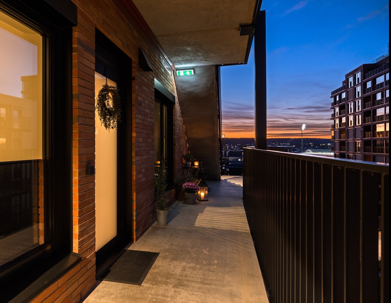 Fra heisen går man ut til svalgangen som tar deg til leiligheten, det er ingen andre leiligheter som har tilgang fra denne svalgangen Galleribilde