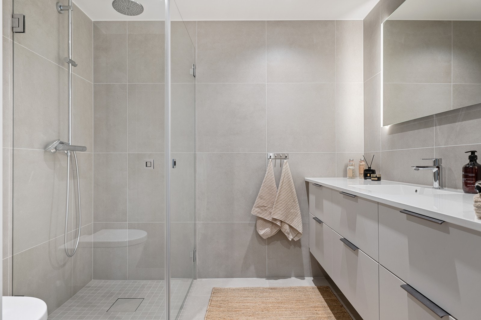 Hoved badet er av god størrelse med tiltalende 60x60 fliser som er beige Galleribilde